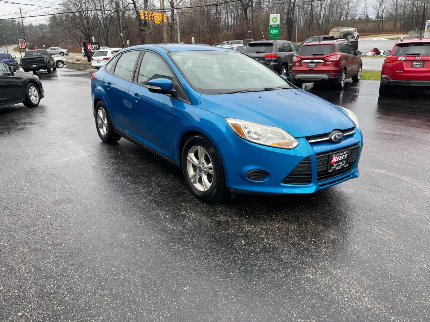 2014 Blue /Black Ford Focus SE Sedan (1FADP3F2XEL) with an 2.0L I4 DOHC 16V FFV engine, 6-Speed Automatic transmission, located at 547 E. Main St., Orwell, OH, 44076, (440) 437-5893, 41.535435, -80.847855 - Photo#2